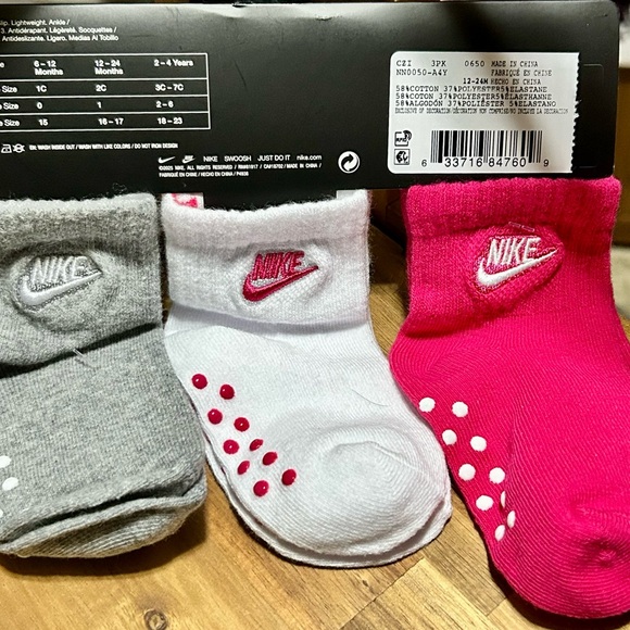 Nike Kids Non-Slip Socks 3-Pack - Pink, White, Gray - Picture 2 of 4